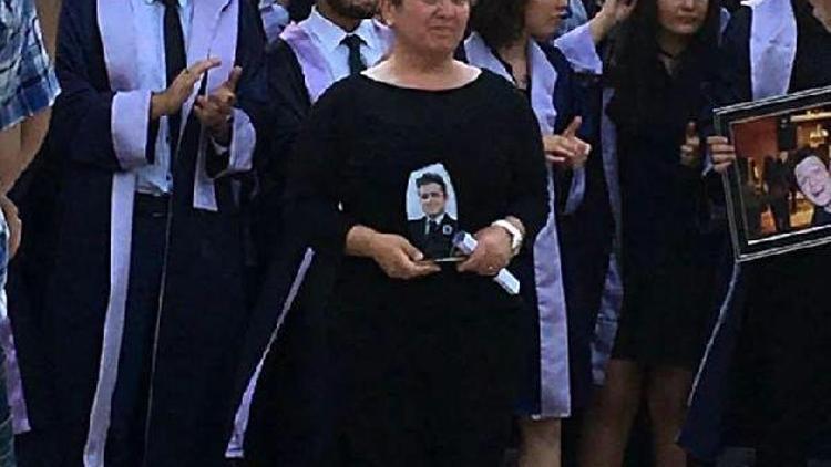 Ataberkin diplomasını annesi aldı