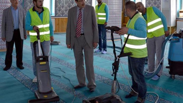 Erzurumda camilerde Ramazan temizliği