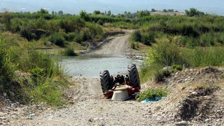 Eşinin üzerine devrilen traktörü kaldırmaya çalıştı