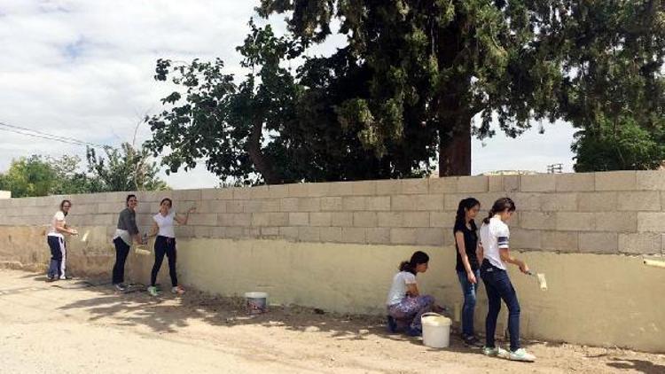 Kolejliler köy okulunu onarıp boyadı