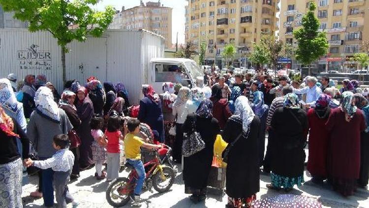 Çorumda sığınmacılara un dağıtımında izdiham