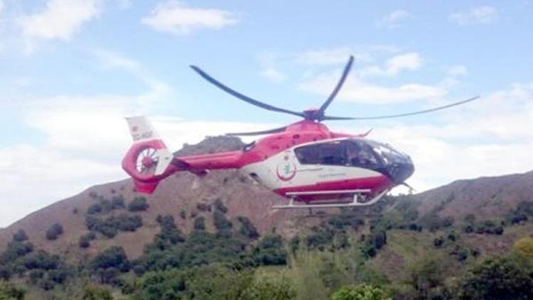 Kayalıklardan düşüp bacağını kıran köylü, ambulans helikopterle alındı