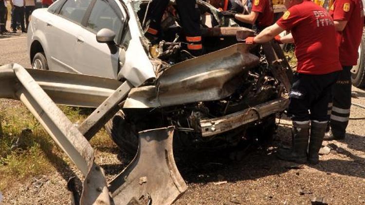 Bariyere ok gibi saplanan otomobilin sürücüsü öldü