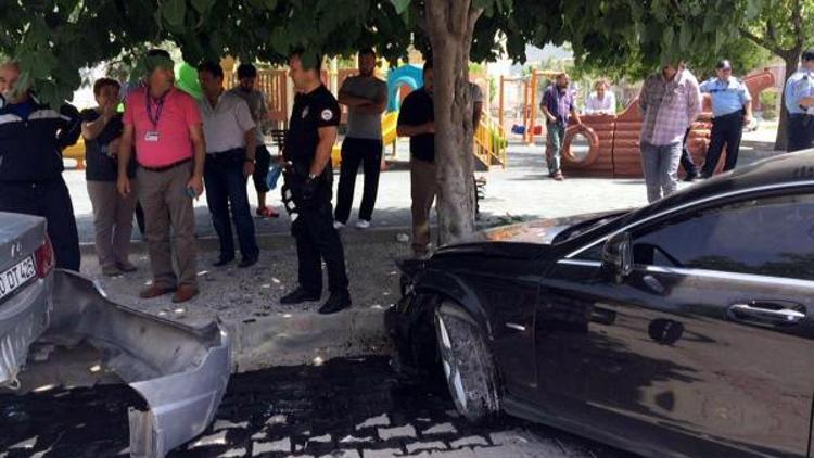 Polisten kaçarkan kaza yapan otomobilden silah ve uyuşturucu çıktı