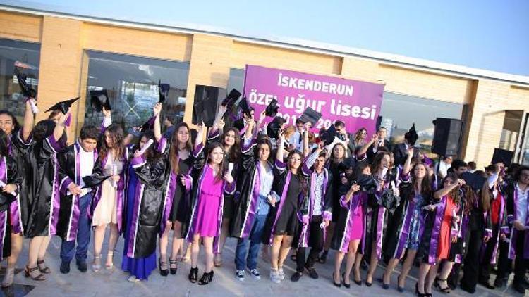 İskenderun Uğur Lisesi mezunları duygulu anlar yaşadı