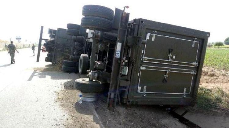 Tatbikattan dönen askeri TIR devrildi: 2 asker yaralı