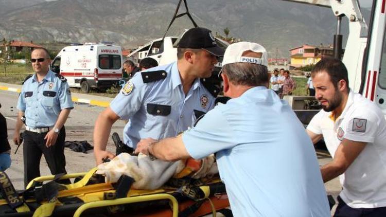 Ambulans ile otomobil çarpıştı: 3 ölü, 8 yaralı