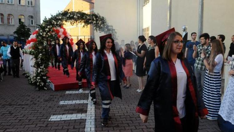 Bağcılar Aydın Doğan Mesleki ve Teknik Anadolu Lisesinde mezuniyet sevinci