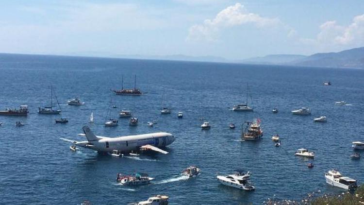 Kuşadasında dev yolcu uçağı dalış turizmi için batırıldı