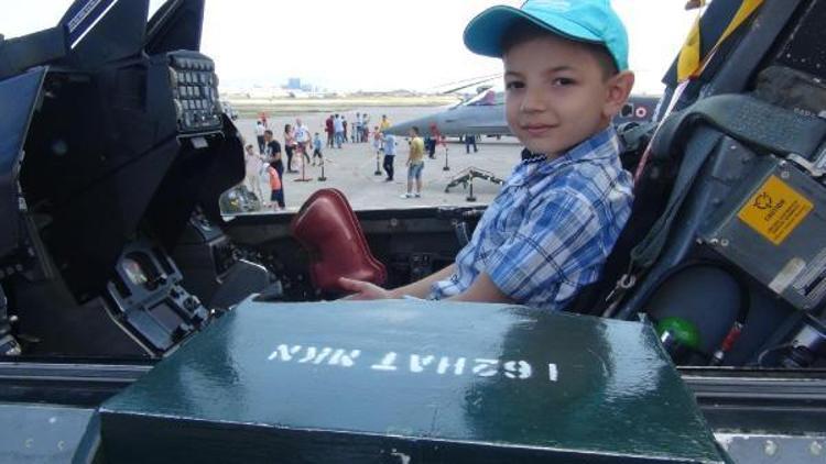 Hava üssünda çocukların F-16 kokpit hatırası