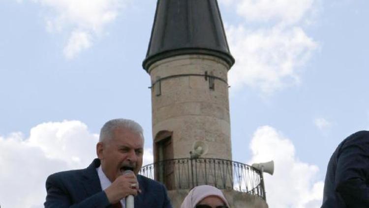 Başbakan Binali Yıldırım, memleketi Erzincanda sevgi gösterileriyle karşılandı (3)