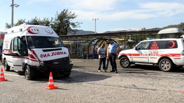 Marmariste ambulansla kamyonet çarpıştı: 4 yaralı