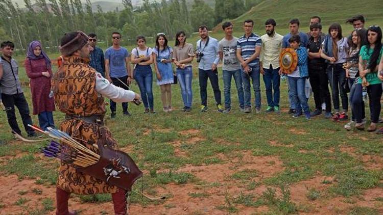 Yabancı öğrencilere Peri bacalarında okçuluk dersi