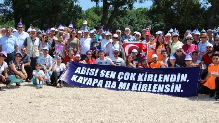 Başlarına huni geçirerek kurulacak çöplüğü protesto ettiler