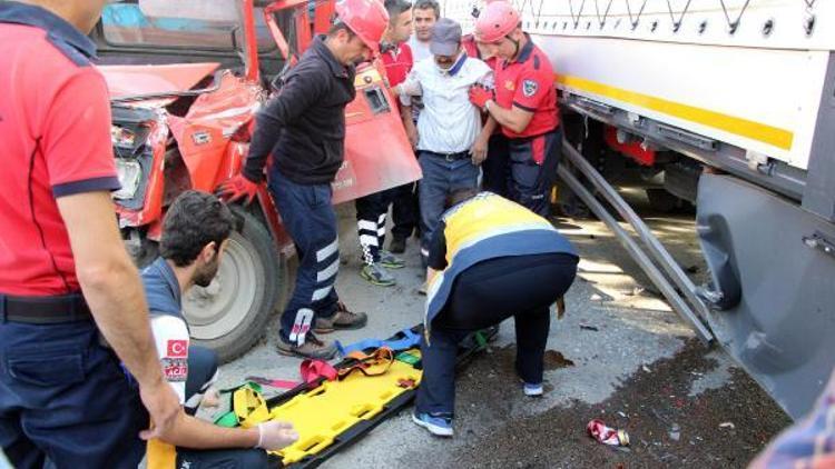 TIRa çarpan kamyonetin sürücüsü araçta sıkıştı