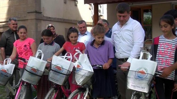 Gömeçli kızlar kitap okudu, bisikleti kaptı