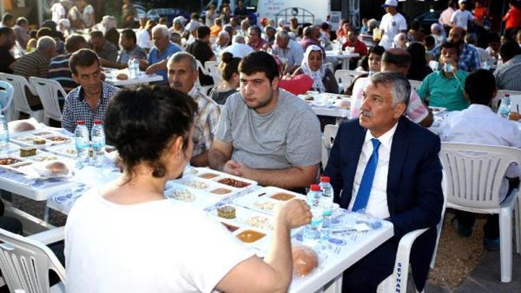 Seyhanda bin 200 kişi ile iftar