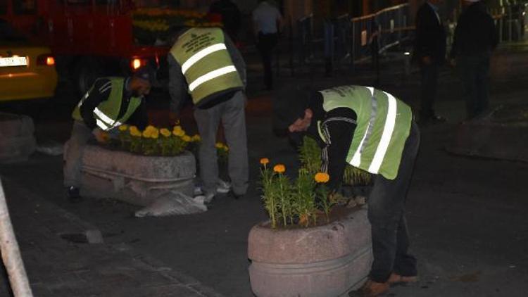 Terörün izleri yıkanarak temizlendi, iş yerlerine Türk bayrakları asıldı