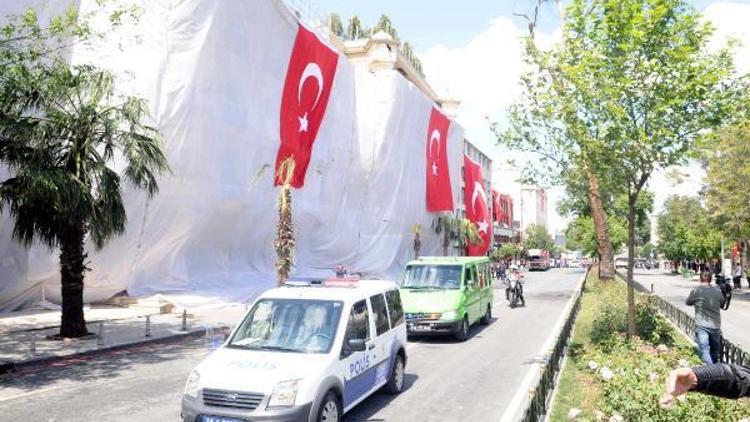 Fotoğraflar // Bombalı saldırıda ölen çiftin cenazesi patlamanın olduğu yerden geçti