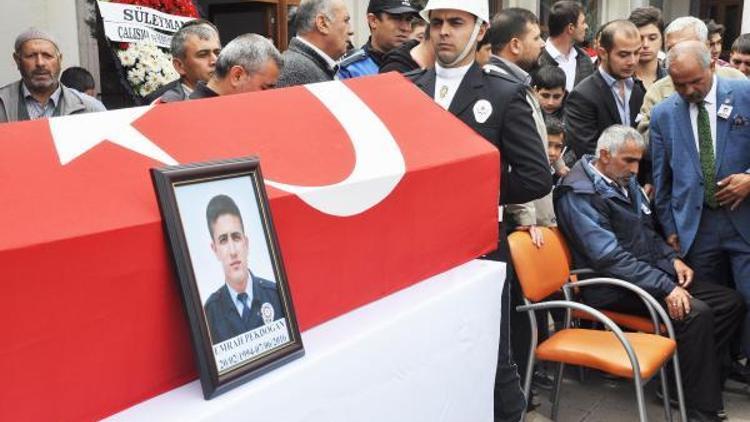 Şehit polis Emrah Pekdoğanı Kırıkkalede 5 bin kişi uğurladı