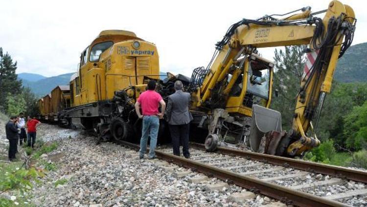 Çalışma yapılan demiryolunda tren iş makinelerine çarptı: 1 yaralı