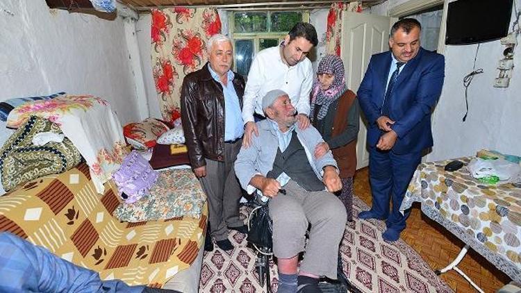 Başkan Eroğlu’ndan tekerlekli sandalye yardımı