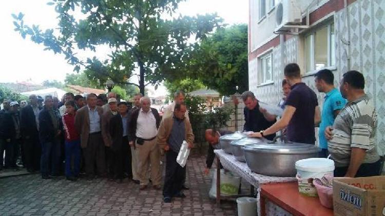 Sakızköy’de hayırseverler tarafından her gece iftar yemeği veriliyor