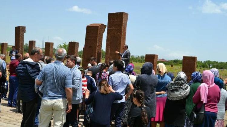 Ahıska Türkleri Ahlat’taki Tarihi alanları gezdi