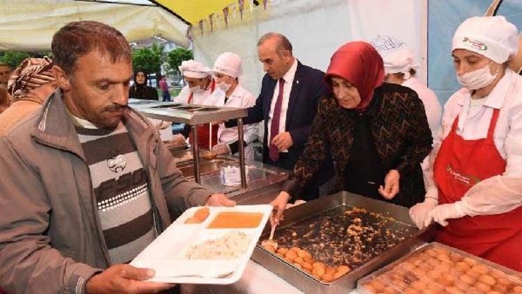 Altınordu Belediyesi bin 200 kişiye iftar yemeği veriyor