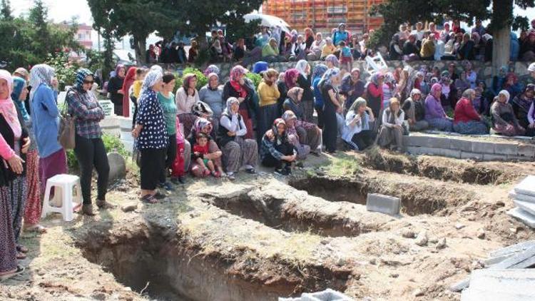 Öldürdüğü eşi ve çocuklarıyla yan yana toprağa verildi