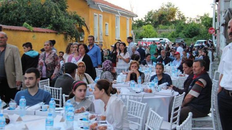 Büyük sinagogda iftar, üç dini bir araya getirdi