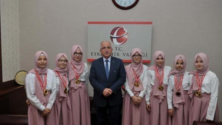 Arapça Yarışmasının başarılı öğrencileri  Vali Tunayı ziyaret etti