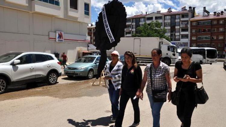 Tuncelide AK Parti binasına siyah çelenk bırakmak isteyen CHPli kadınlara polis engeli