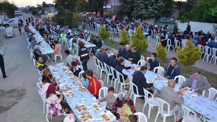 Çorlu Belediyesi, Önerler Mahallesi’nde iftar yemeği verdi