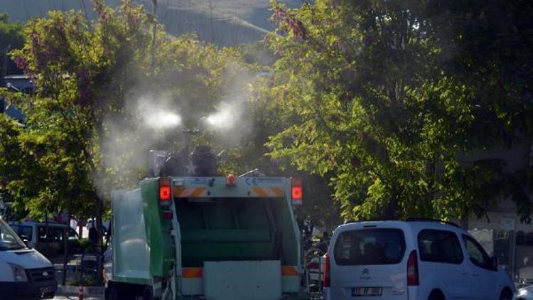 Adilcevazde cadde ve sokaklara gül suyu sıkıldı