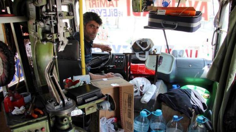 Minibüsü seyyar ayakkabı tamir dükkanı haline getirdi