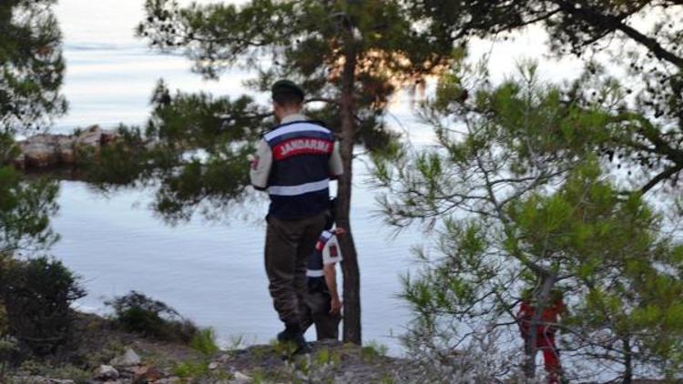 Denizde kaybolan yaşlı adamın cesedi kayalıklara vurdu