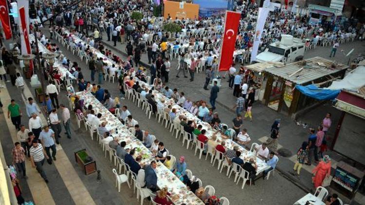 İstanbuldan gelen Ak Partililer, Diyarbakır Surda vatandaşlarla iftar yaptı