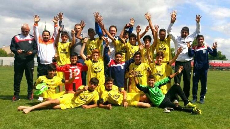 Arif Nihat Asya Ortaokulu futbolda Türkiye ikincisi