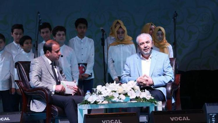 İlahiyatçı yazar Ergül, Ramazan Sokağı’nda sevenleriyle buluştu