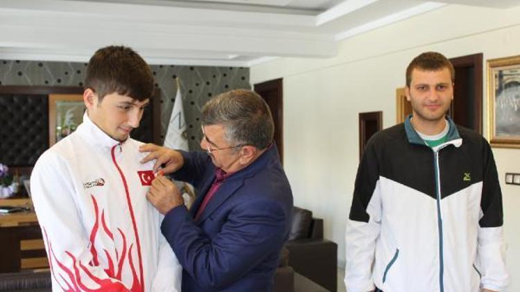 Niğde Belediye Başkanı Akdoğan, Dünya üçüncüsü sporcuyu altınla ödüllendirdi