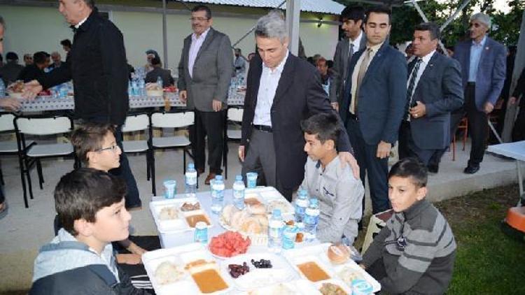 Protokol üyeleri halk iftarına katıldı