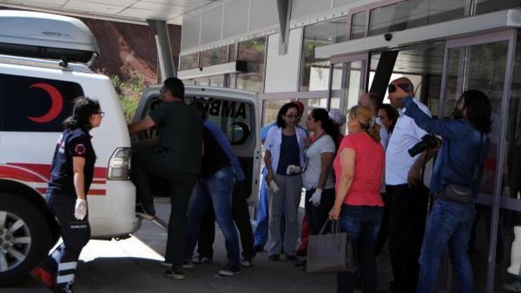 Tunceli Ovacıkta PKK, adliye lojmanları önünde bomba yüklü aracı patlattı: 9 yaralı (3)