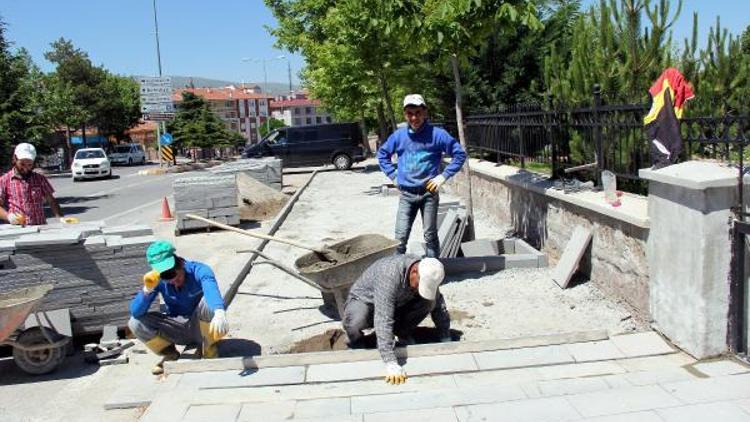 İncesuda kaldırımlar ve parkeler değiştiriliyor