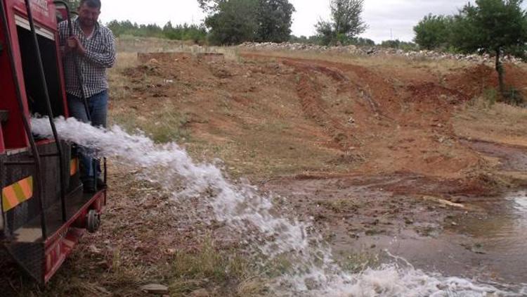 Kuruyan gölete hayvanlar için su taşındı