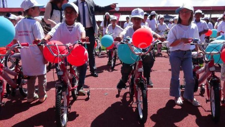 Çanakkale Valisi, öğrencilerle sağlıklı yaşam için pedal çevirdi