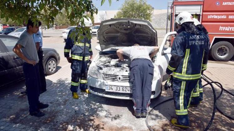 Park halindeki otomobilde yangın çıktı