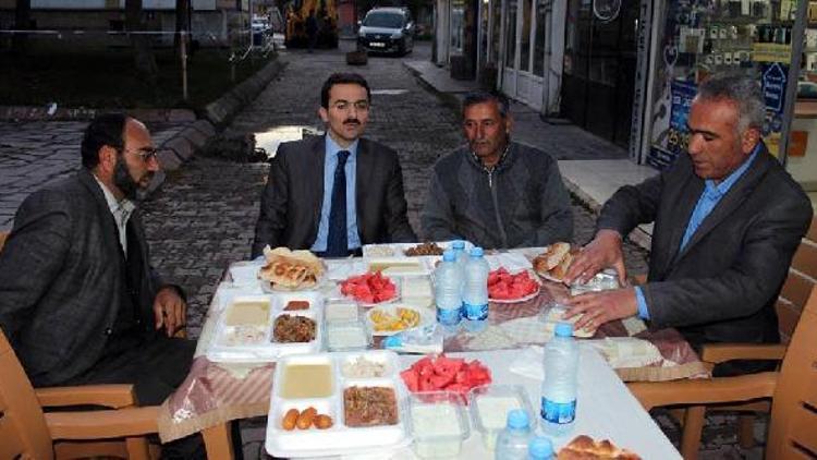 Tomarza Uzun Çarşı esnafı, iftarda bir araya geldi