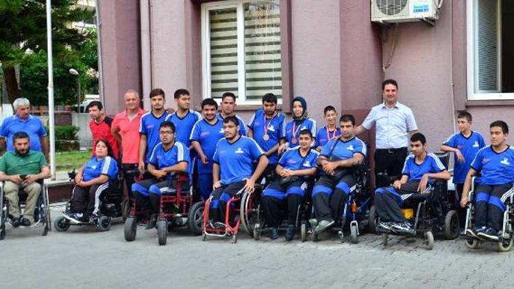 Gençlik Hizmetleri ve Spor İl Müdürü Ataşbak, engelli sporcuları kabul etti