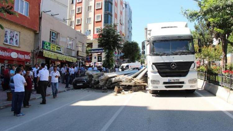 TIRdaki beton direkler yola devrildi